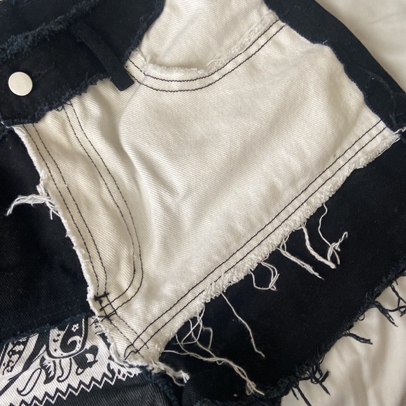 Black and white shorts size: large - Picture 4 of 5